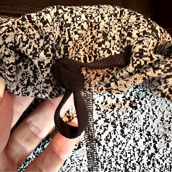 Lululemon Reflective Speed Tight Leggings Size 10 Black/White Pixel Print - Picture 8 of 16